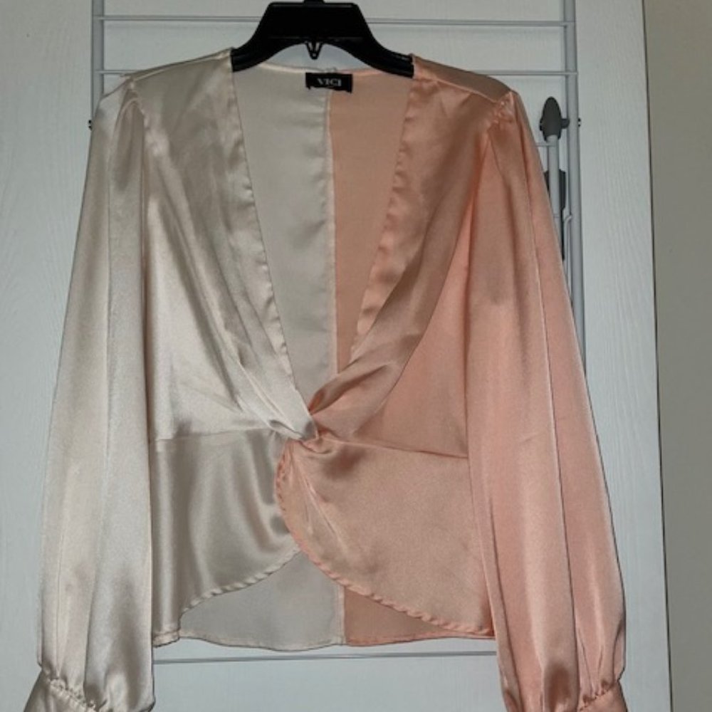 Vici Never Worn Peach & Cream Color Block Twisted Front Blouse Size L